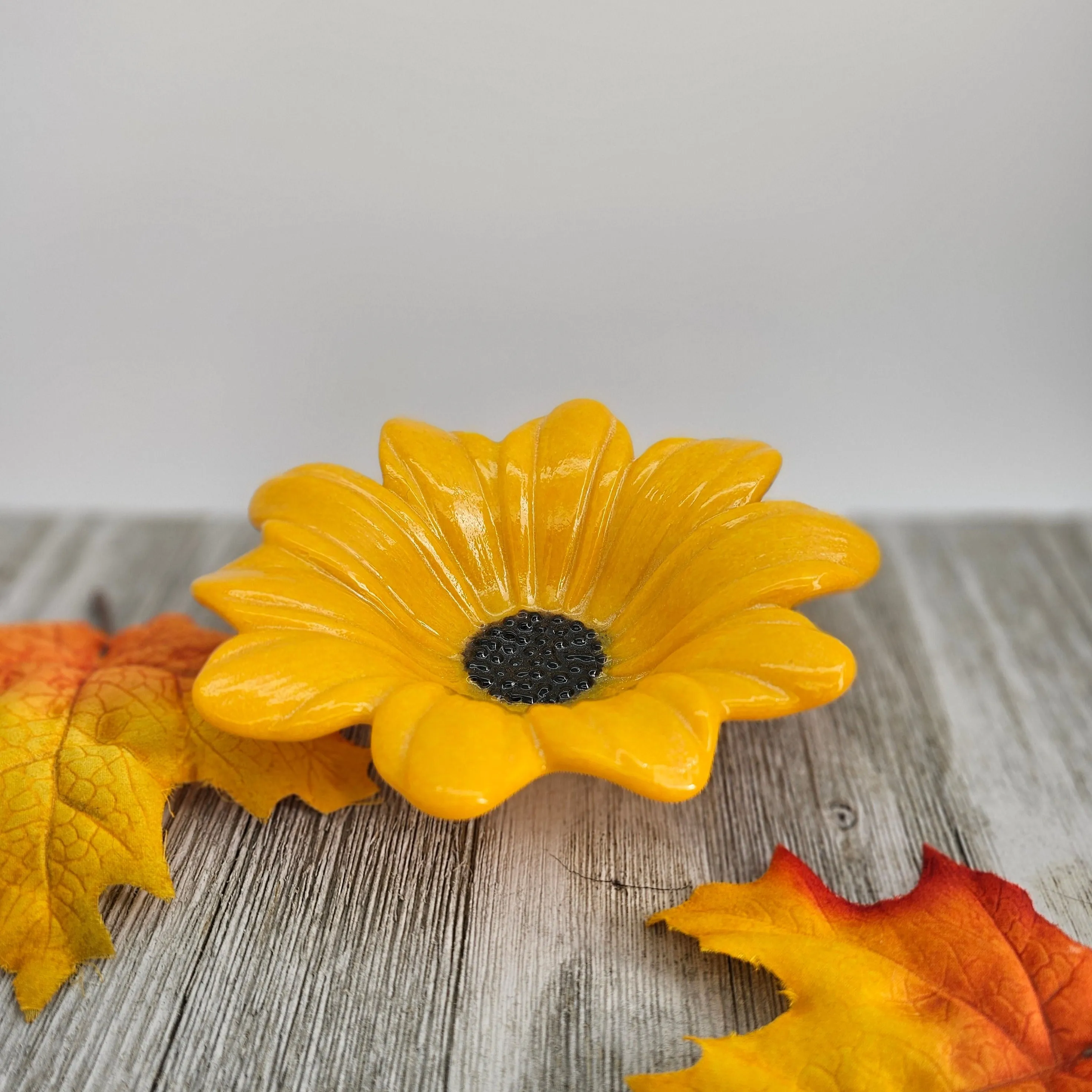 Handmade Fused Glass Daisy Bowl - Perfect Gift for Flower Lovers